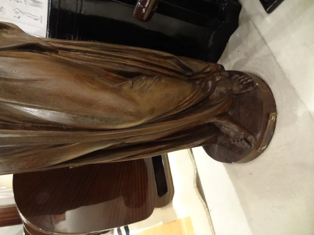 Detalhe de pés e drapeado da escultura antiga.