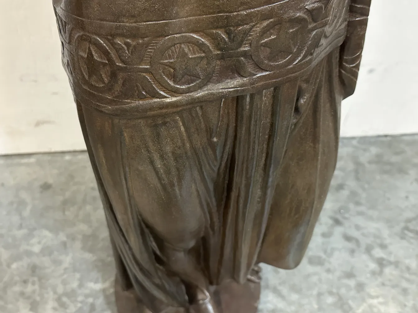 Escultura antiga de Val D'Osne com detalhes finos e relevo