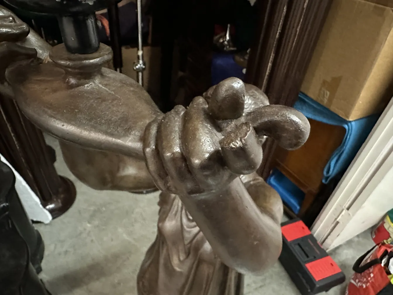 vista detalhada de escultura antiquada de mão com fundo escuro