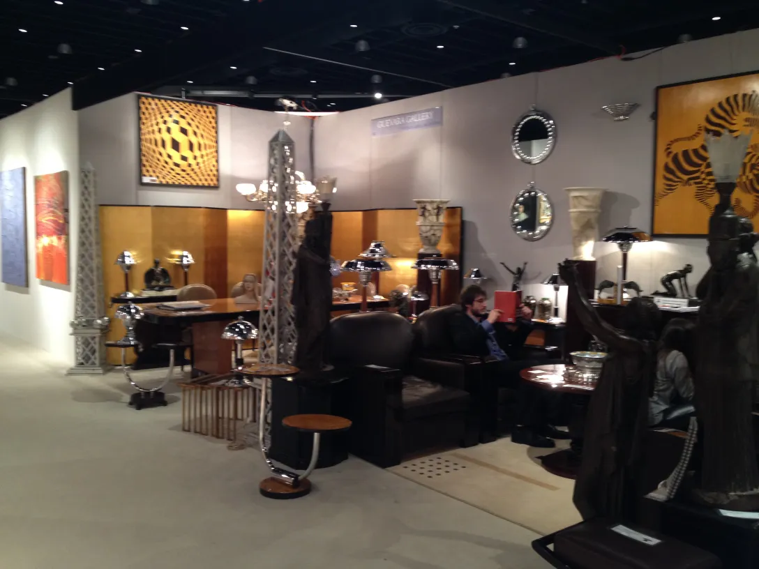 발 두스네의 고대 조각이 현대적인 분위기의 갤러리에 있음