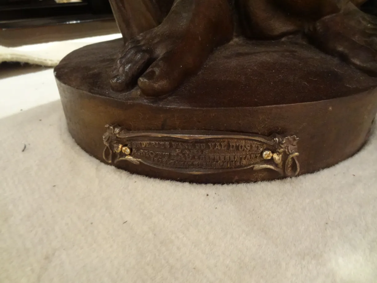 장식 세부 정보가 있는 고대 조각상