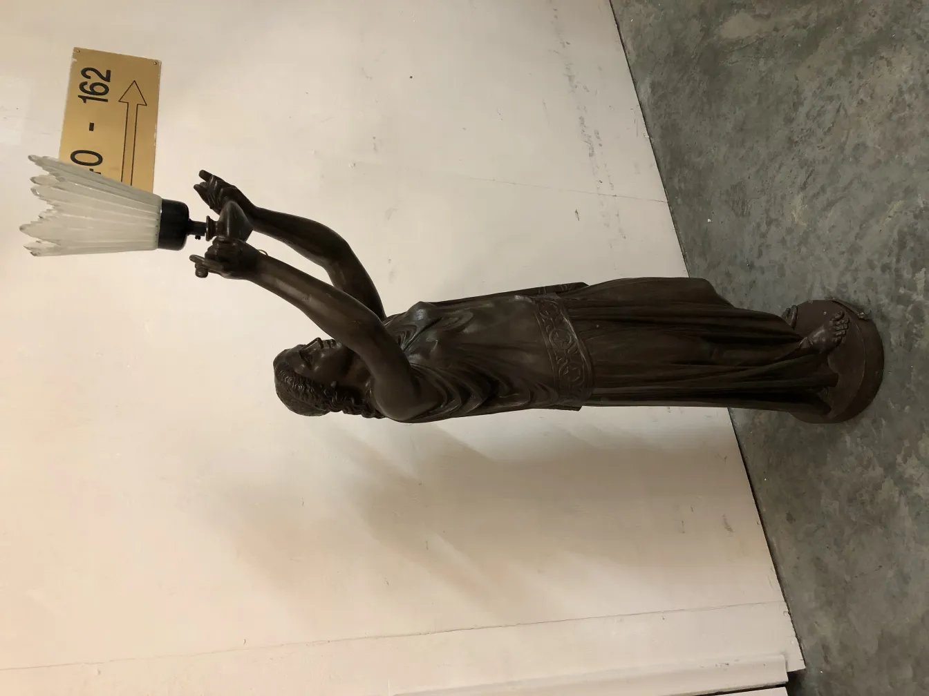 ランプを持つ古代彫刻、女性の形、エレガント