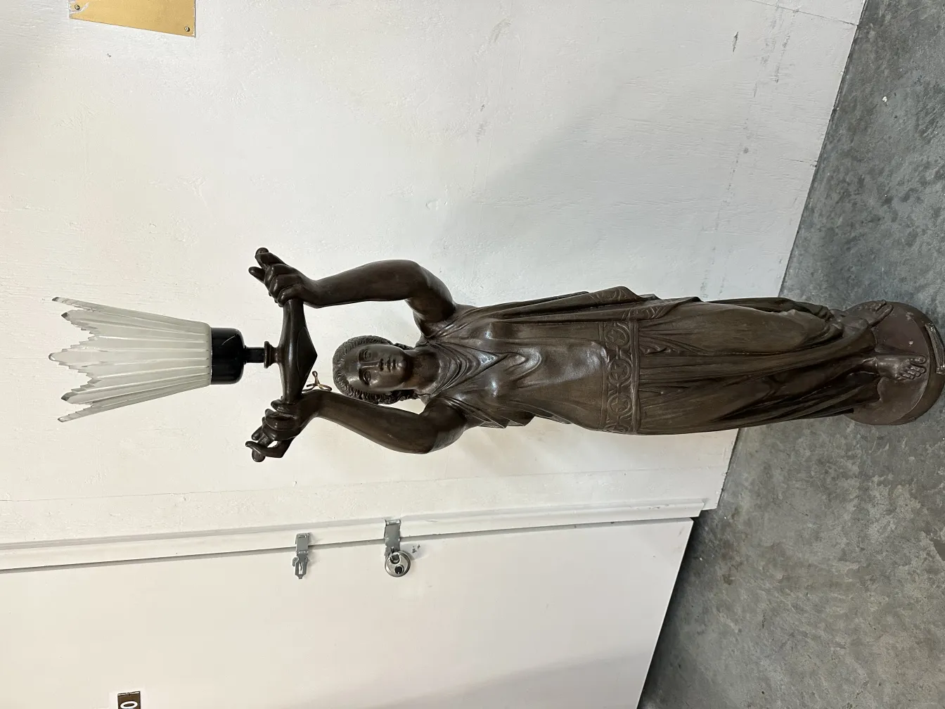 瓦尔德斯的古董雕塑，女性形象握着灯。