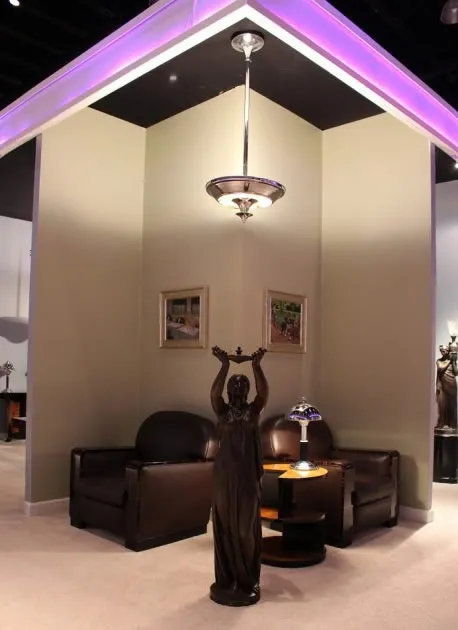 antike Skulptur einer Frauenfigur in gemütlicher Umgebung