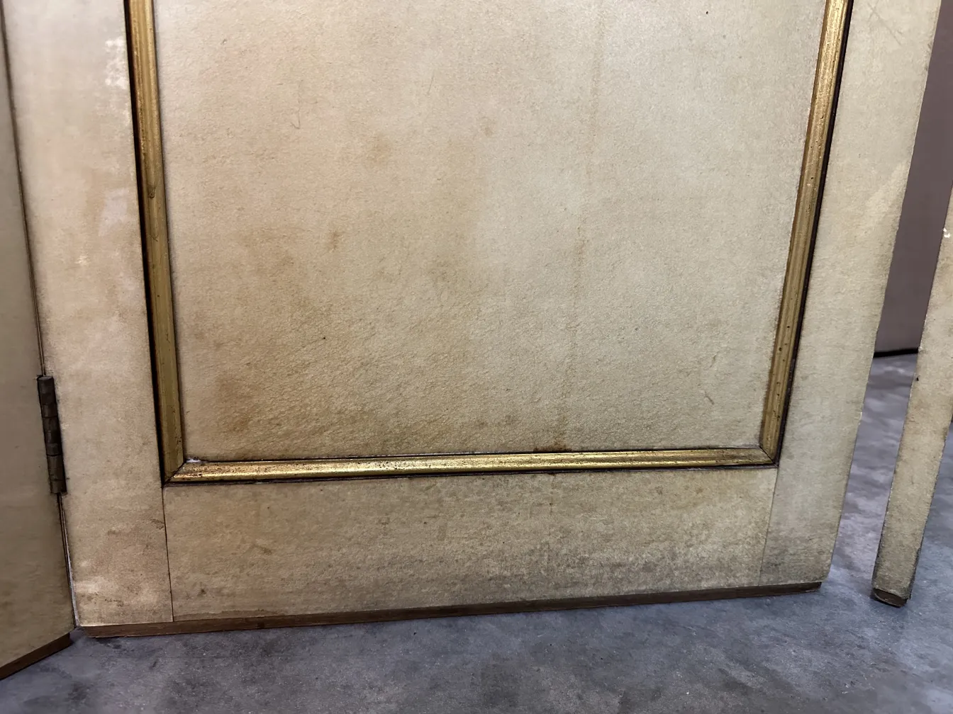 Detail eines antiken Paravents mit Goldrahmen