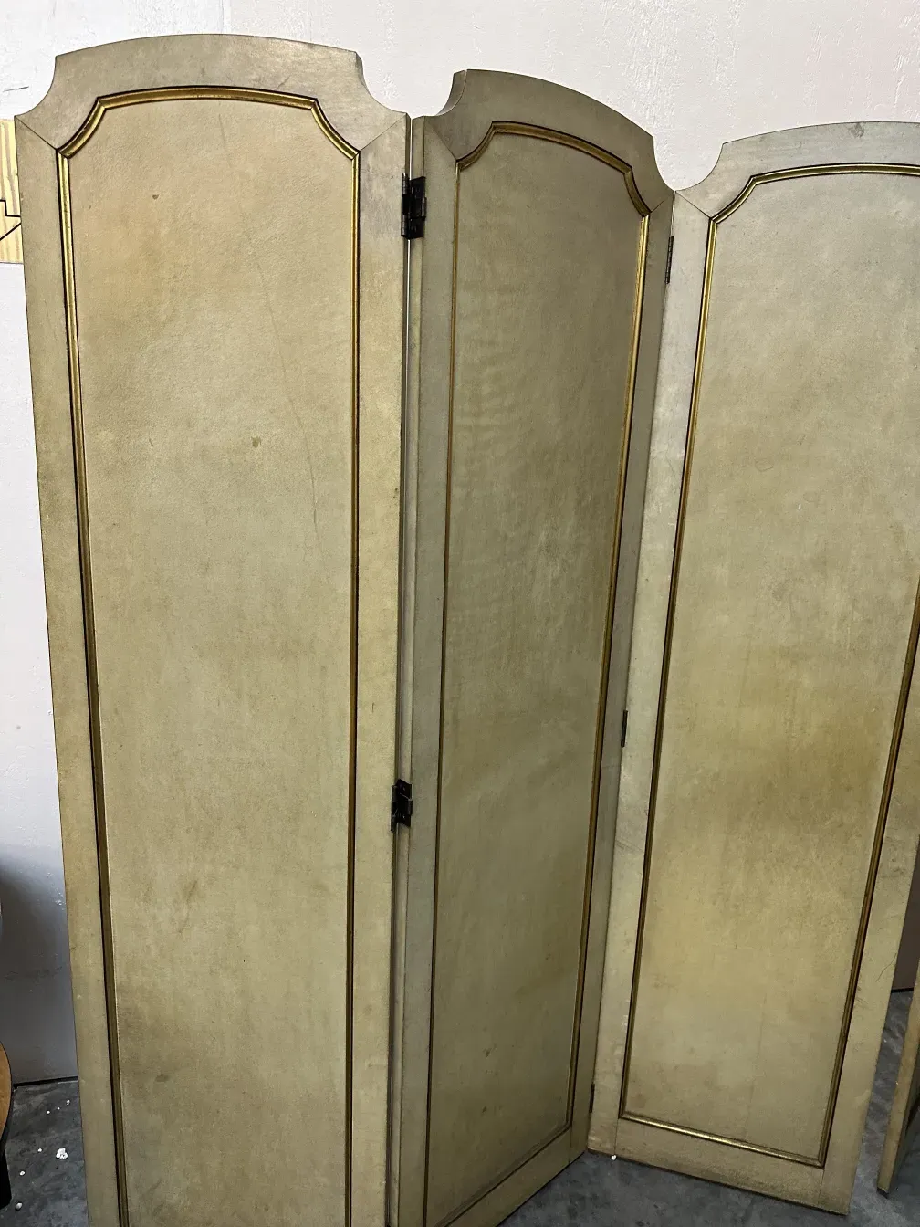 antiker paravent mit 2 platten und eleganten details