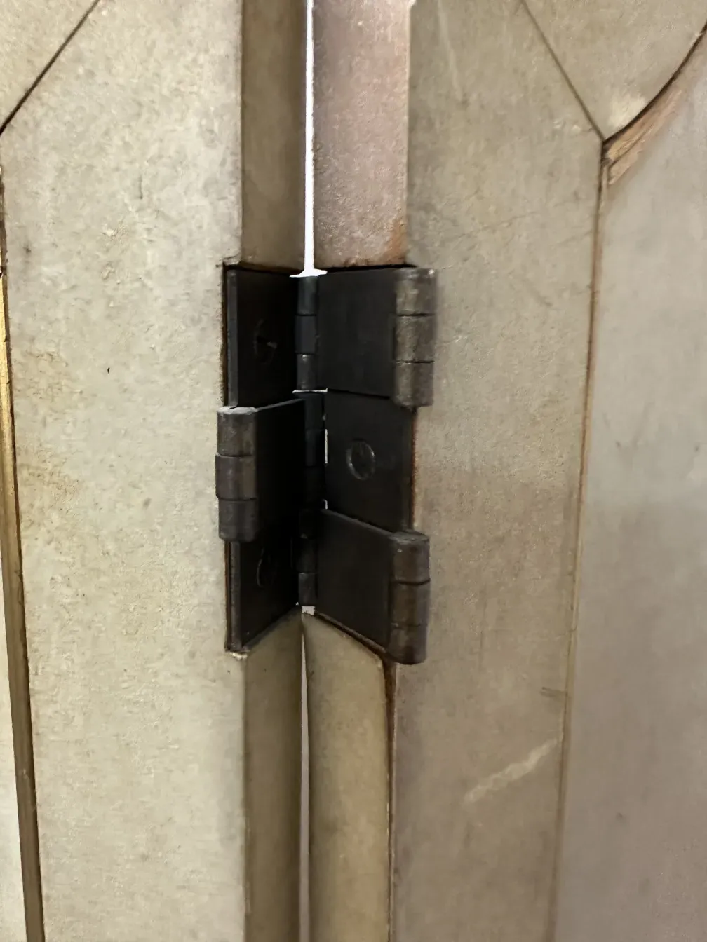 détail de charnière sur des paravents anciens avec surface décorative