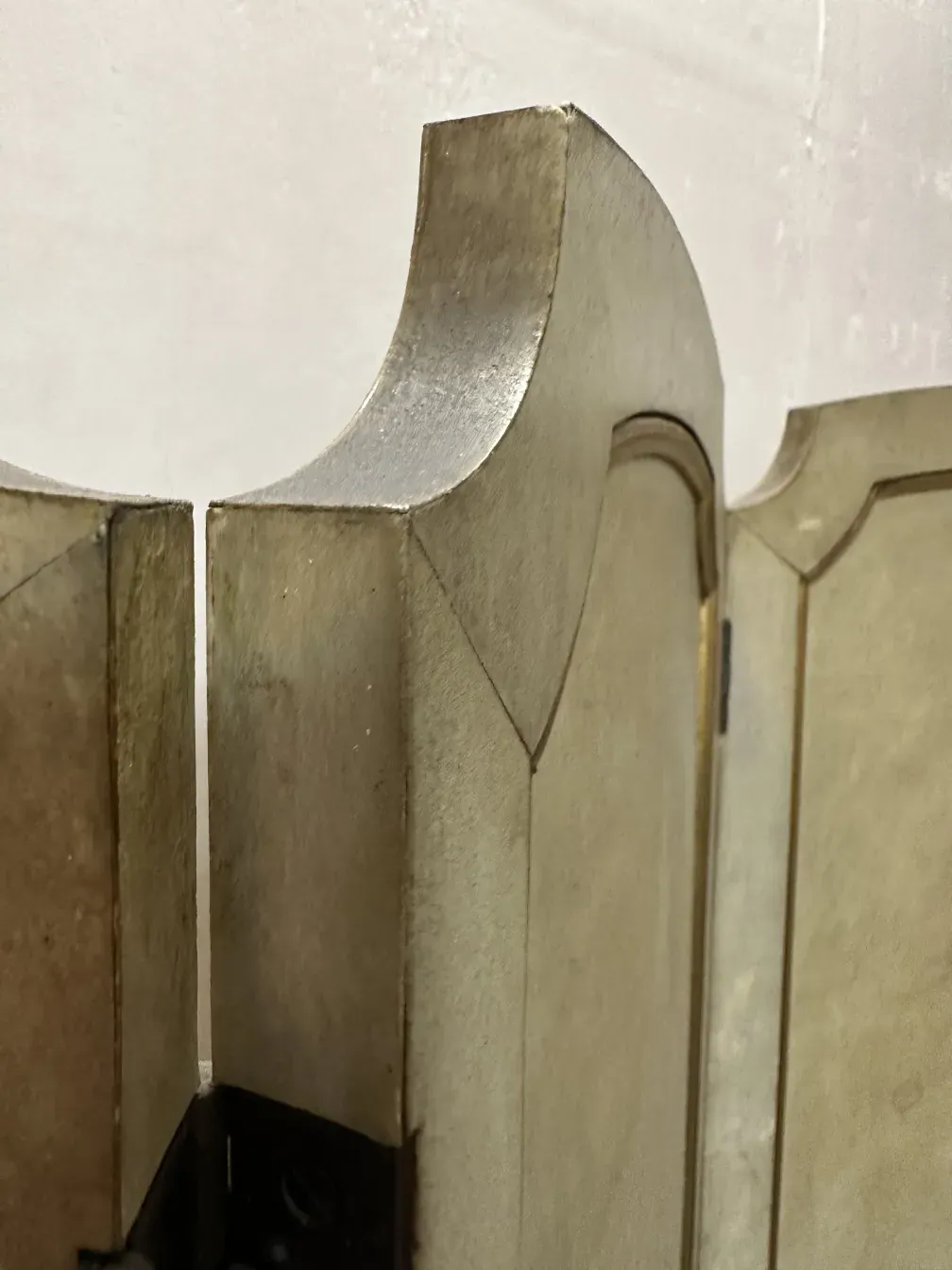 Zwei antike Paravents mit einzigartigem Design in klassischer Umgebung.