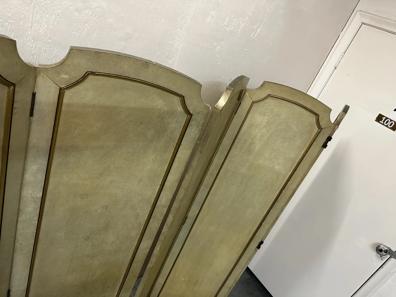 クラシックなデザインと金色のディテールが背景にある2つの古い屏風