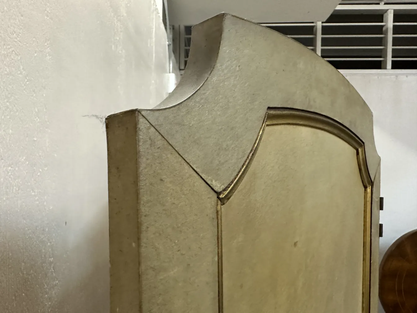 Zwei antike Paravents von adolphe chanaux, neutraler Hintergrund.