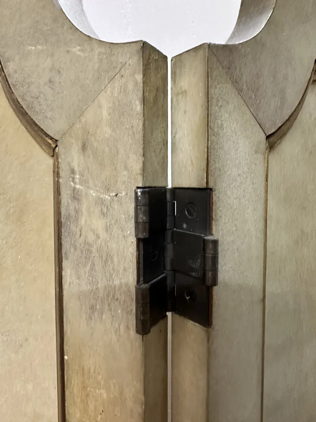 Detalhe de dois biombos antigos com design distinto e pernas sólidas.