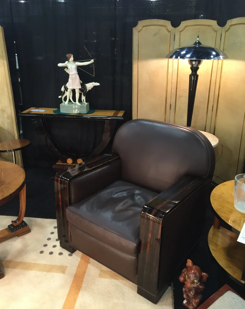 Deux paravents antiques d'Adolphe Chanaux dans un cadre élégant.