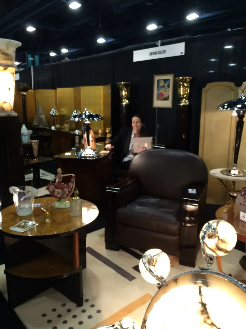 paraventi antichi con design elegante in ambiente espositivo.