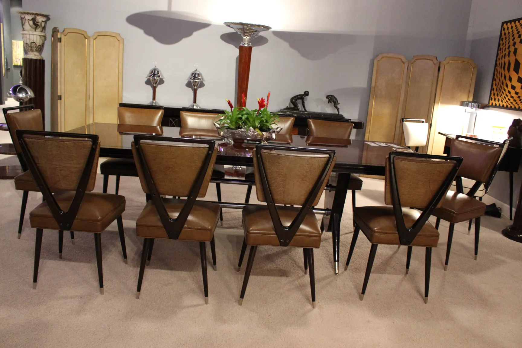 Configuration de salle à manger avec antiquités, 2 paravents décoratifs à l'arrière-plan