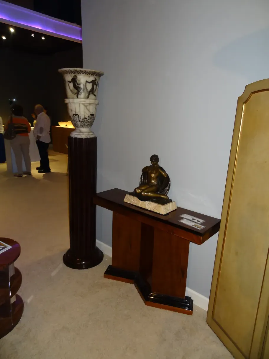 2つの古い屏風（Adolphe Chanaux）が部屋にある