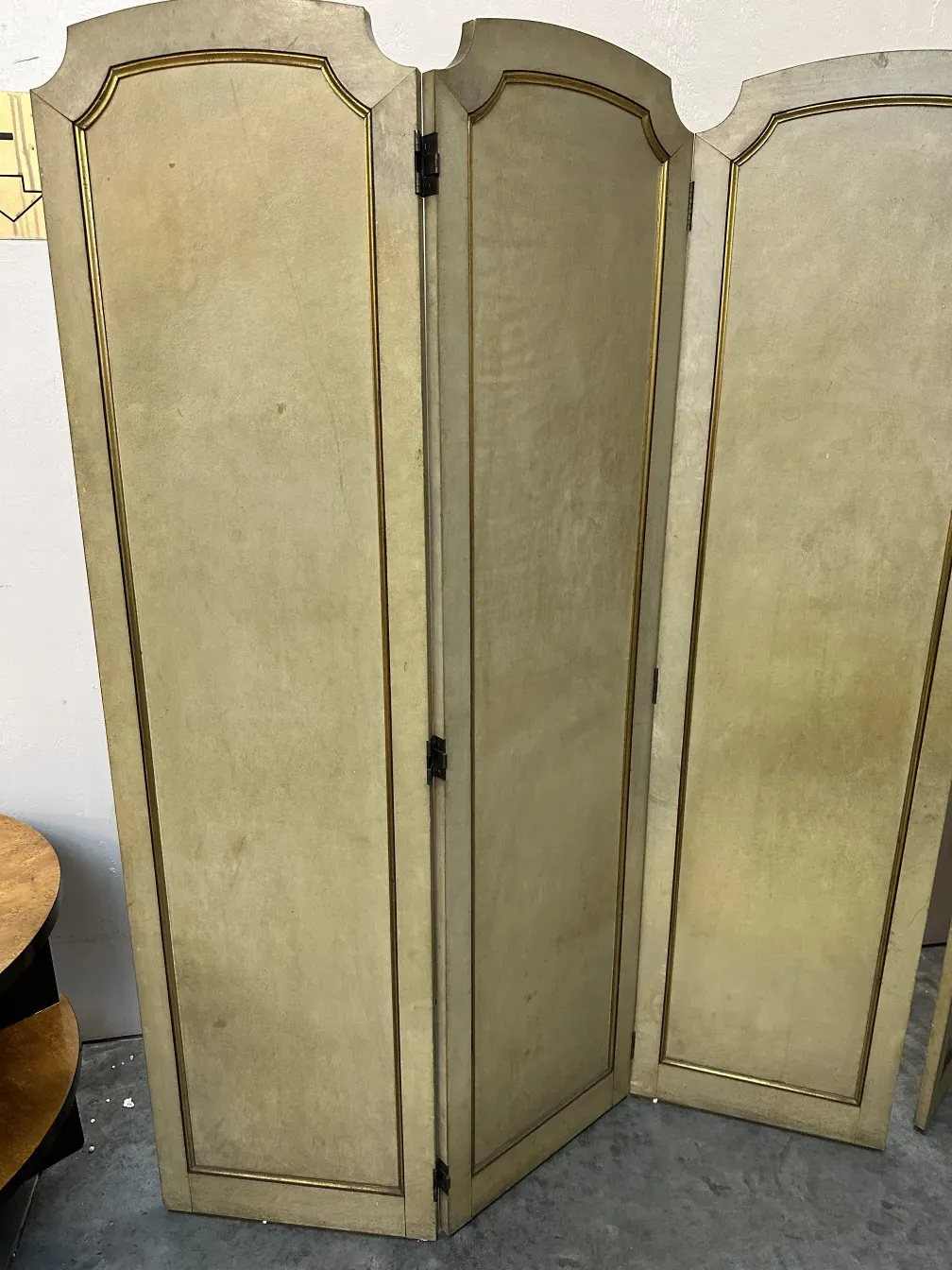 فواصل قابلة للطي القديمة بألوان فاتحة، تفاصيل ذهبية، خلفية محايدة.