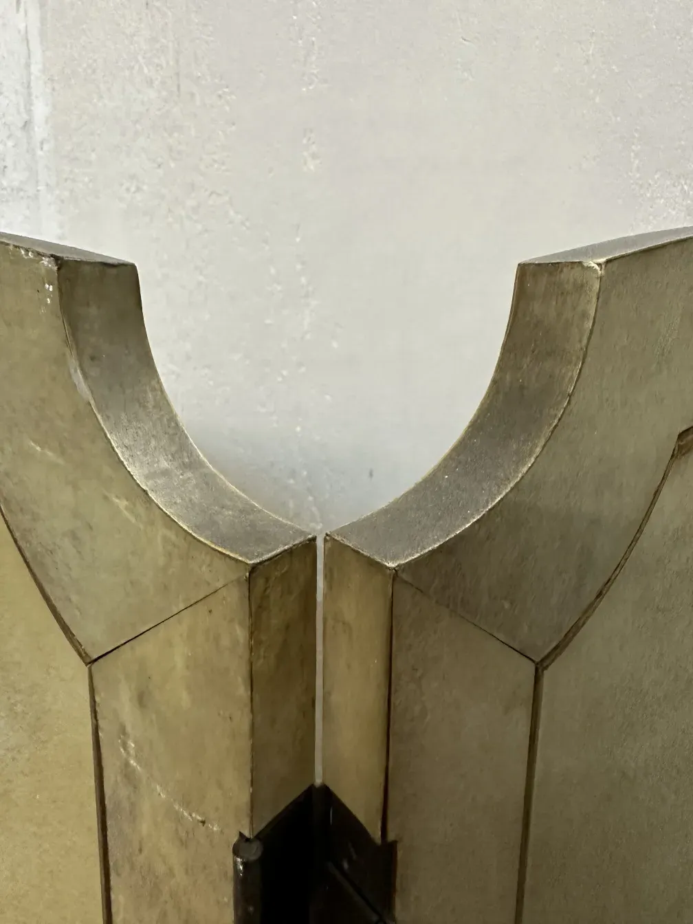 Vista di un paravento antico di Adolphe Chanaux, elegante e decorativo con un design unico in un ambiente accogliente.