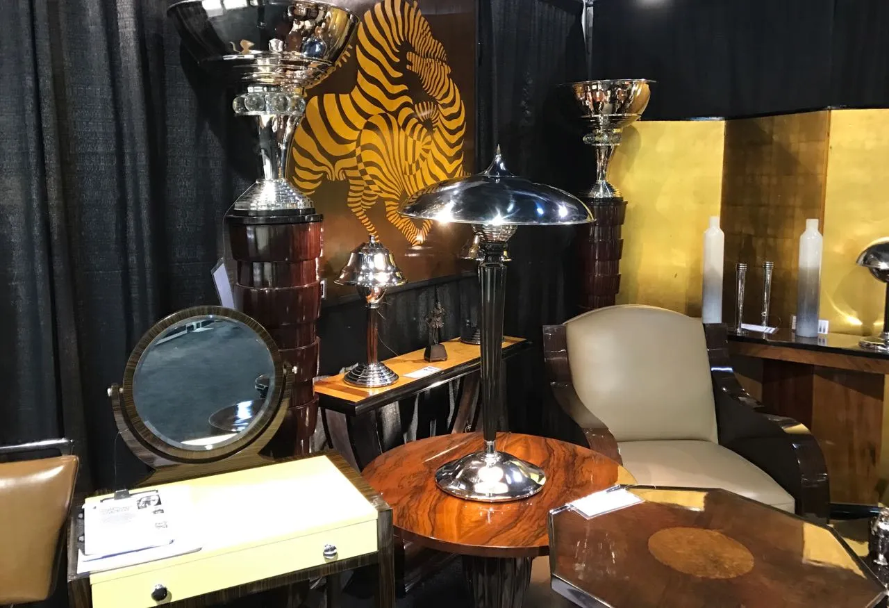 biombos antiguos con detalles decorativos elegantes en un ambiente de antigüedades