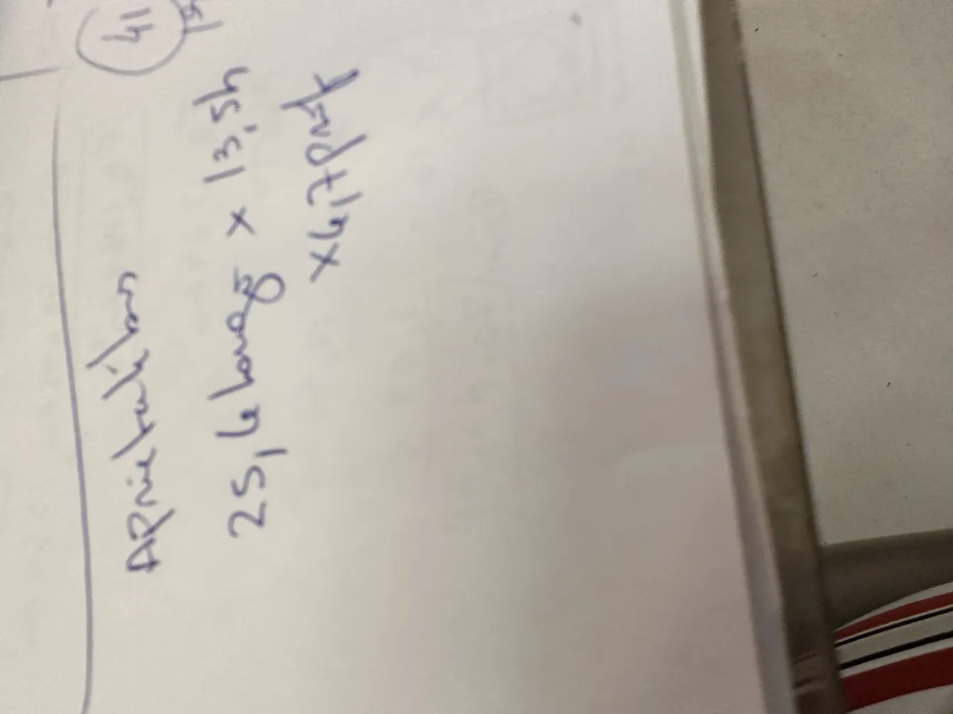 고전적인 북엔드가 아늑한 환경에 있습니다.