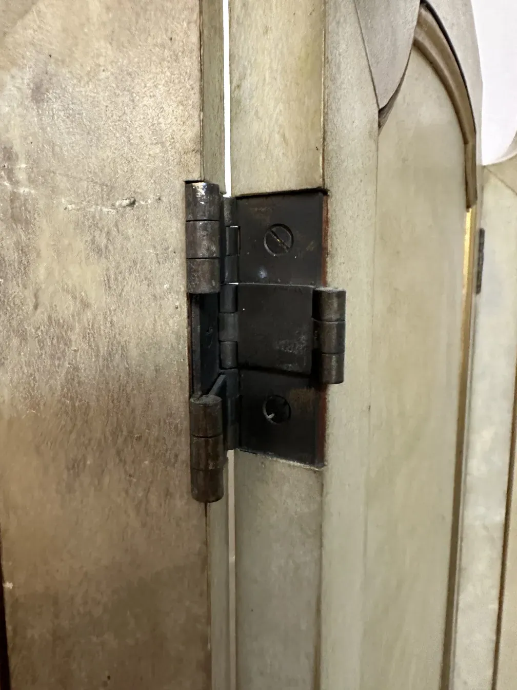 dos biombos antiguos con detalles visibles y bisagra