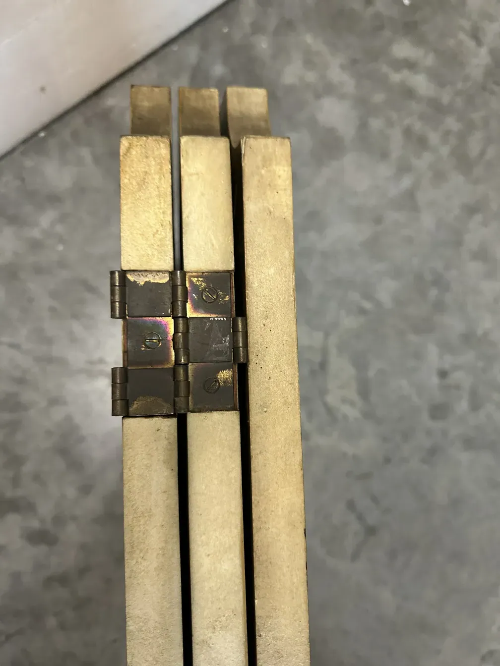 deux paravents anciens avec des charnières, style classique et élégant