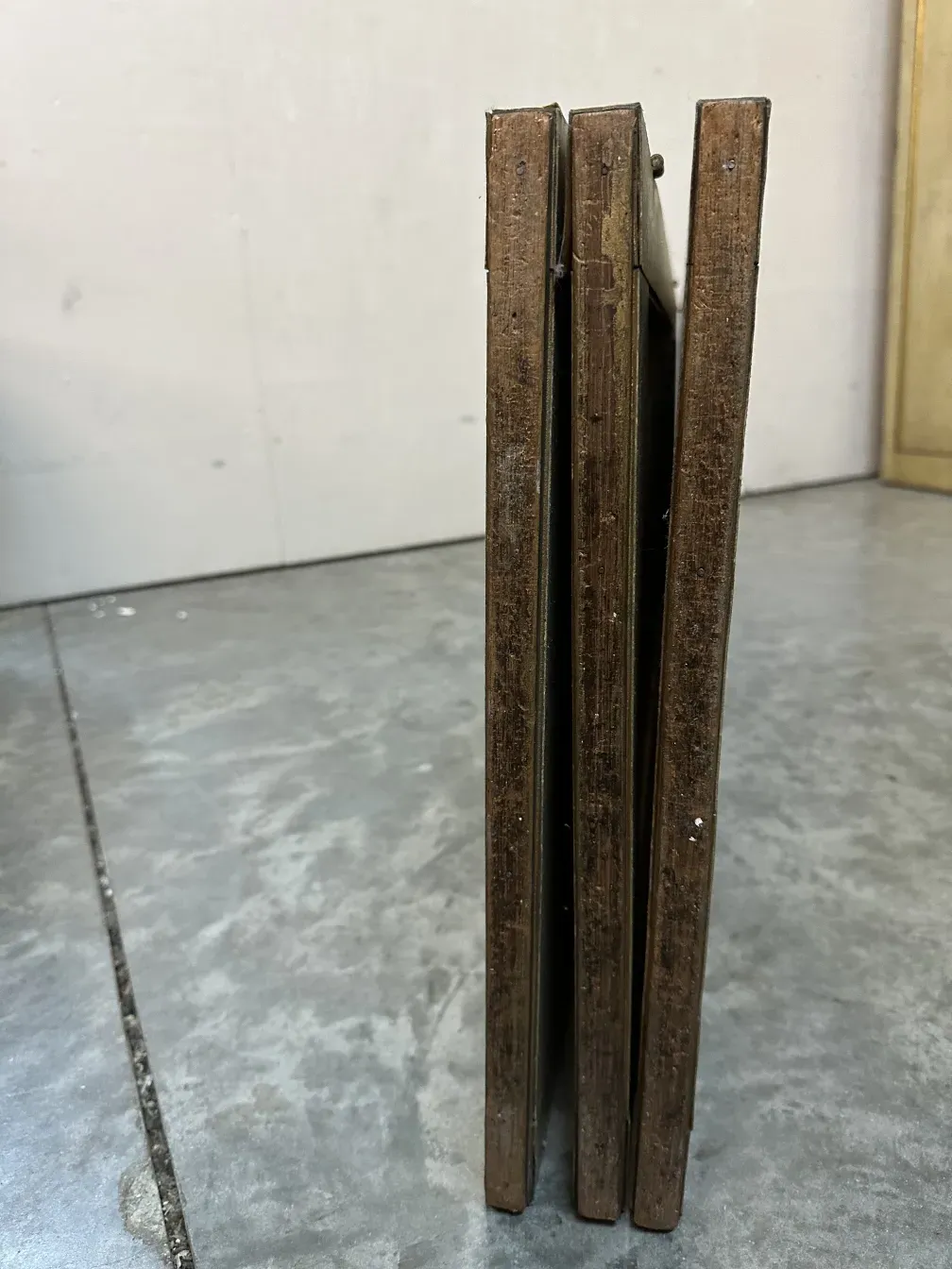 Vue latérale de 2 paravents anciens avec détails sur les bords, dans un cadre neutre.