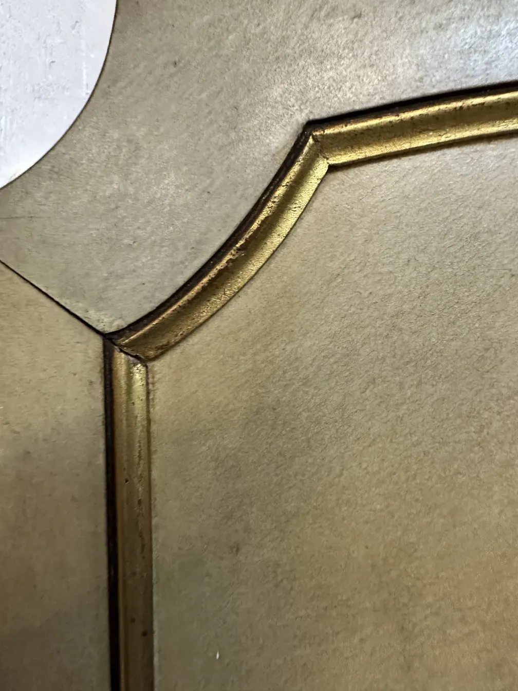 dos biombos antiguos decorativos con detalles dorados