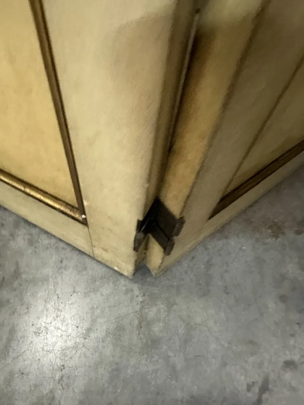 Ansicht von zwei antiken Paravents in einem Innenraum mit Betonboden.