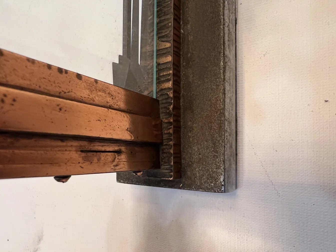 Cadre photo ancien avec un design décoratif en cuivre