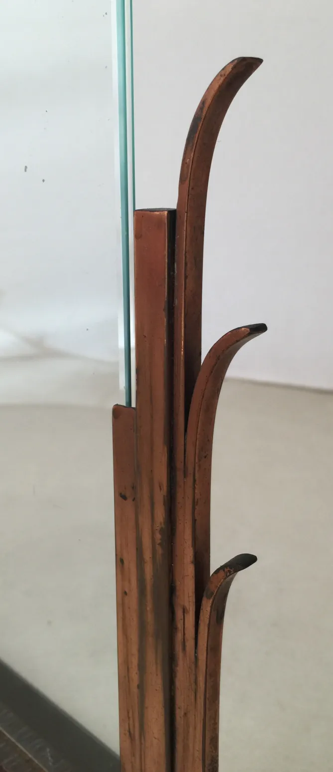 Portarretrato antiguo con diseño de detalles únicos y vidrio claro.