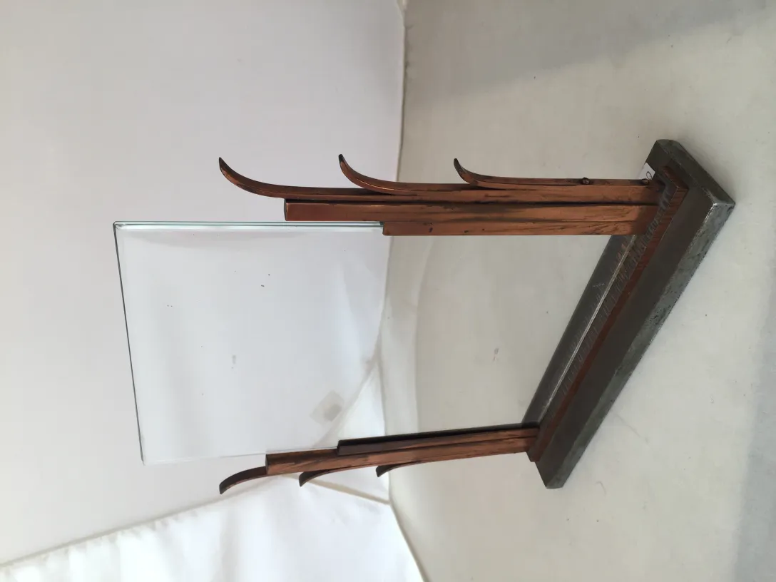 Portafoto antico decorativo con vetro quadrato e supporto inclinato.