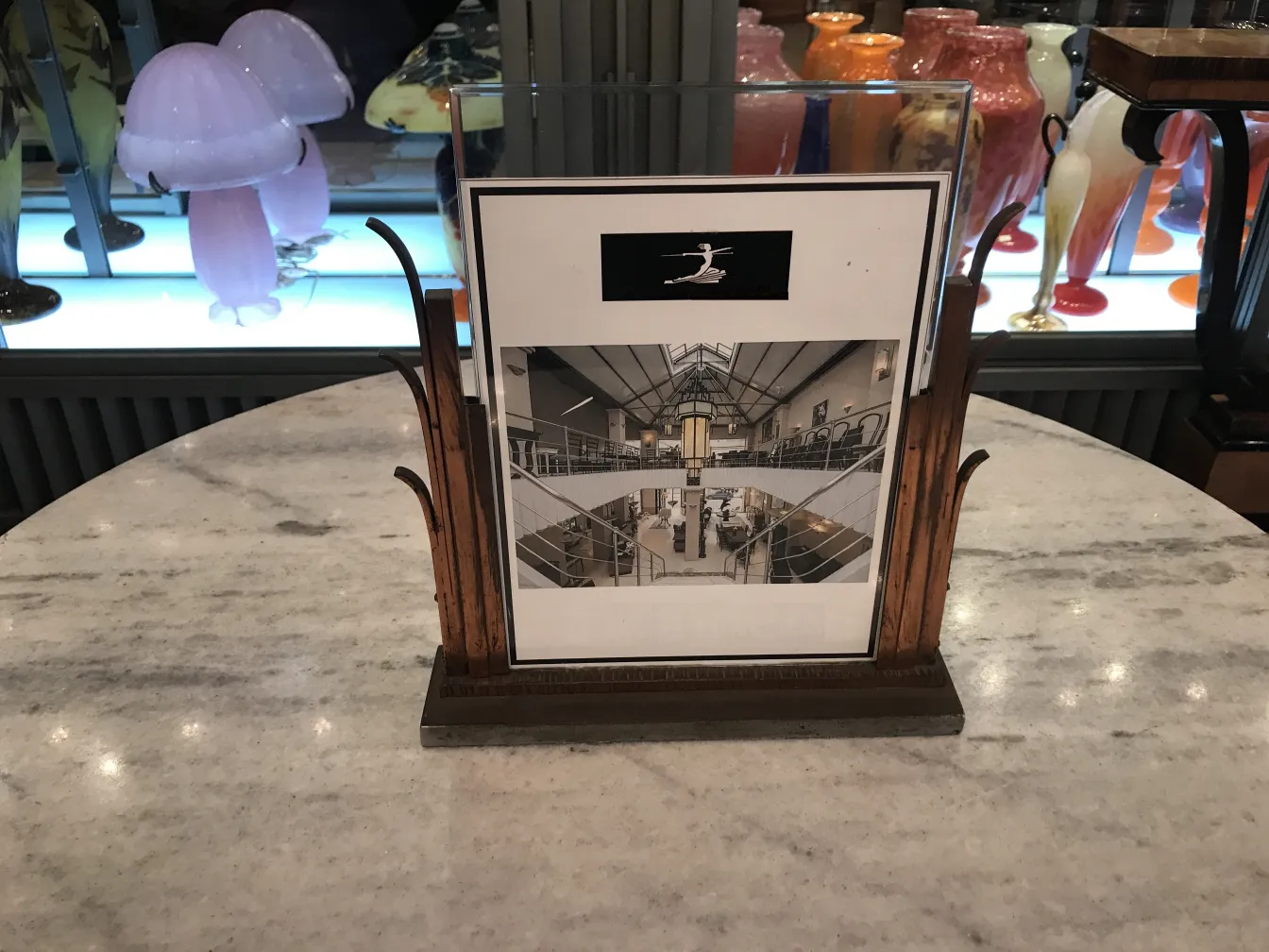 Antik Bilderrahmen mit Innenbild, ornamentalen Details und dekorativem Hintergrund