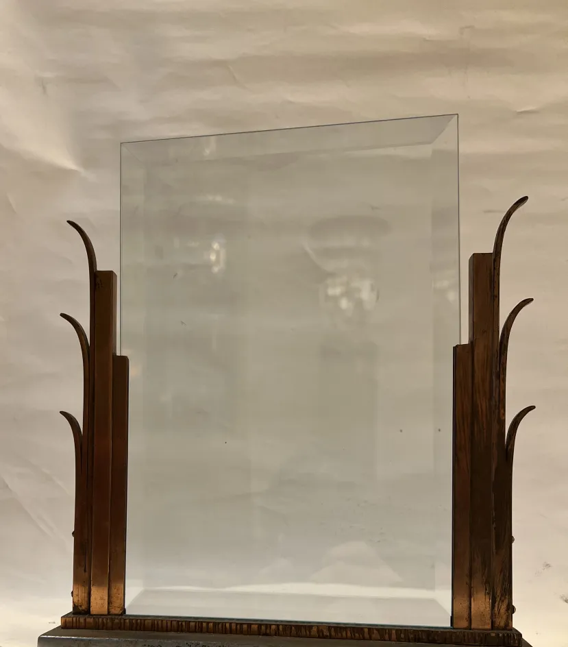 Cadre photo ancien avec des détails décoratifs uniques et un design élégant. Idéal pour les photos de famille.