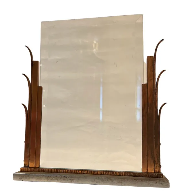 Porta-retrato antigo com base decorativa e elementos estilizados nas bordas.