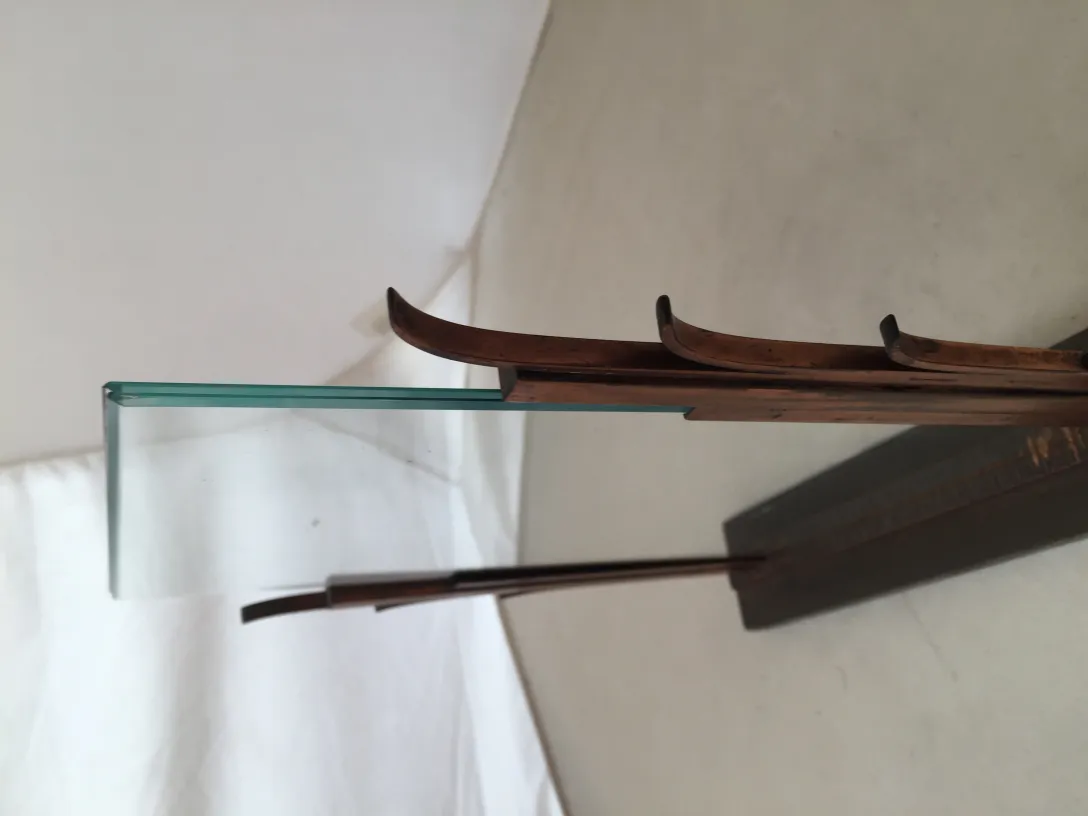 古董相框，背景清晰，具有装饰性元素