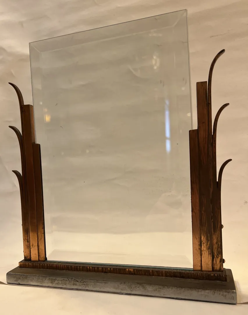 Antiker Bilderrahmen mit dekorativer Struktur und Platz für Fotos.