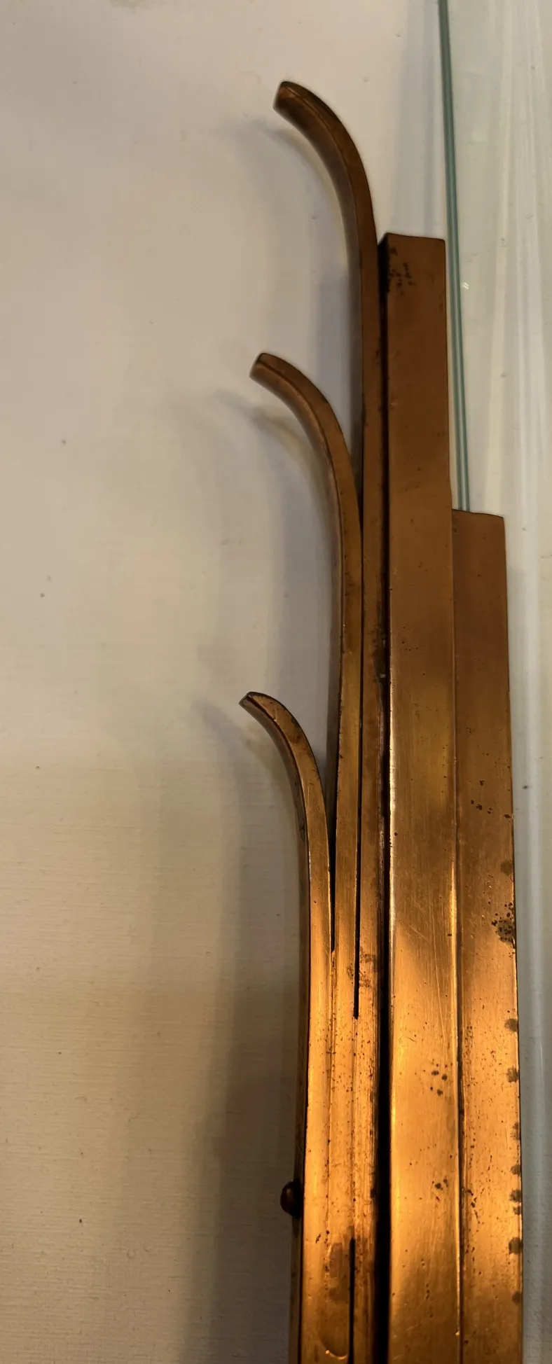 Cadre photo ancien décoratif avec détails incurvés