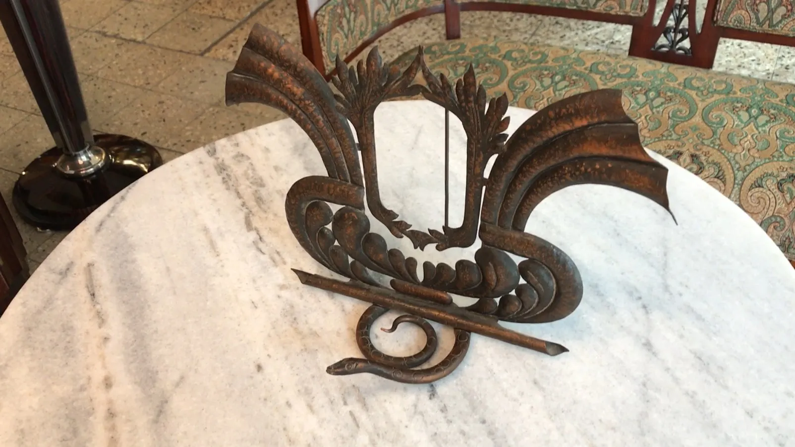 antiker bilderrahmen mit ornamentalen details auf tisch