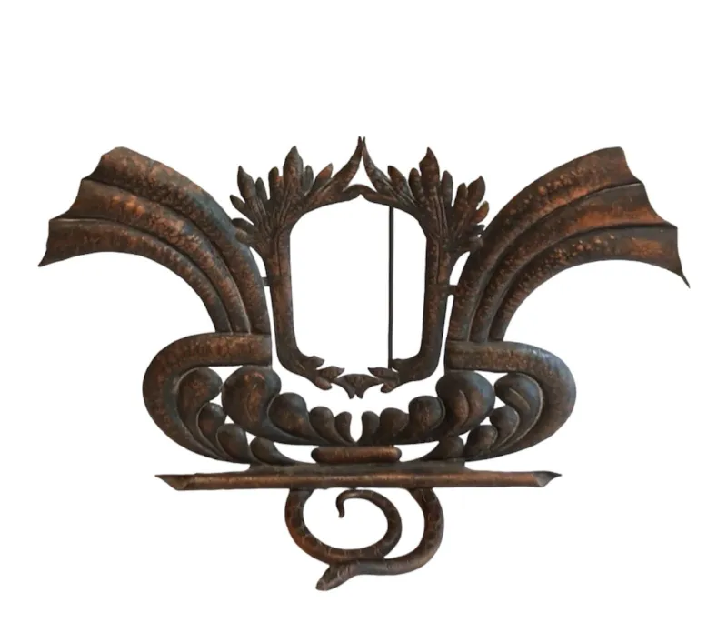 Portarretrato antiguo con un diseño curvado y decorativo en tonos oscuros.