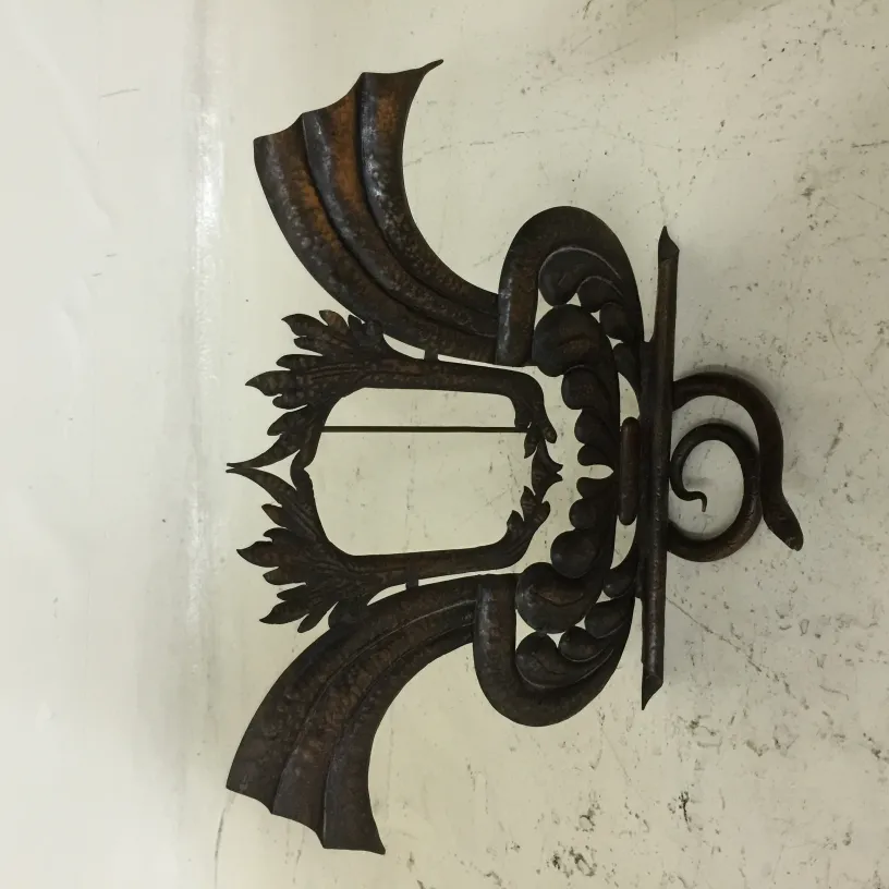 Старинная фоторамка с декоративным дизайном и орнаментом сверху.