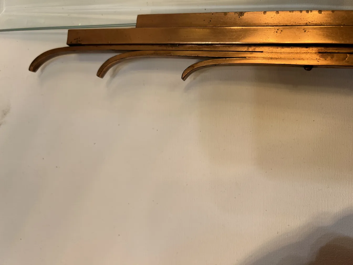 Antique picture frame in gold color with three curved supports, simple and elegant