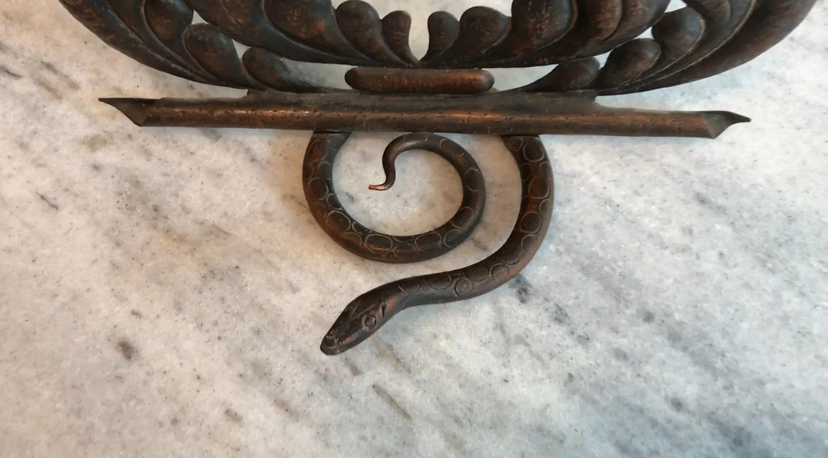 アンティーク写真立て、蛇のような曲線デザインの濃い色。