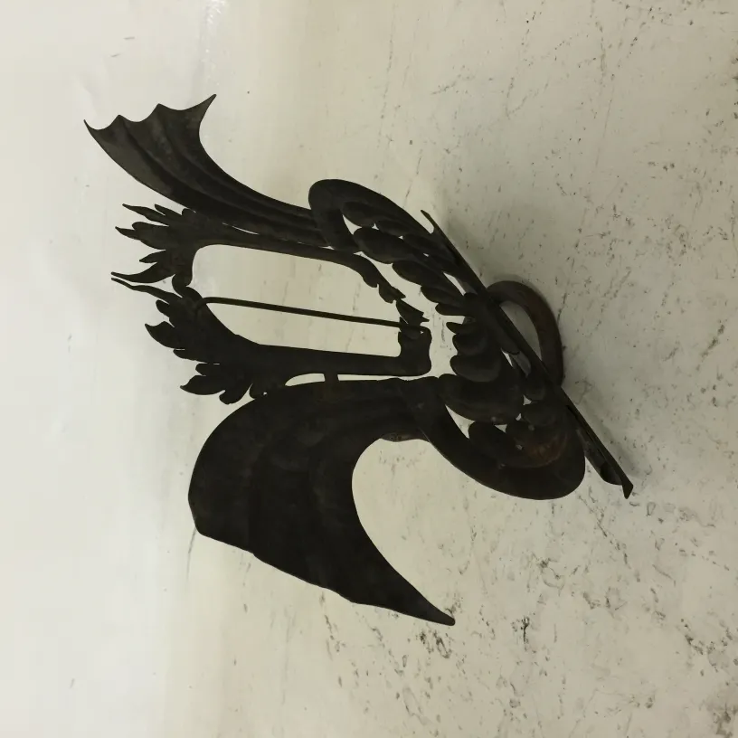 Antiker Bilderrahmen mit verzierter Eisenkonstruktion, der einen eleganten Stil auf neutralem Hintergrund zeigt.