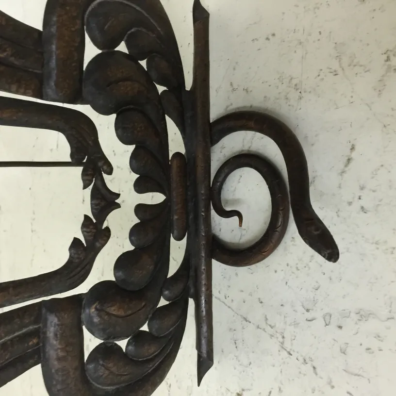 Антикварная фоторамка, украшенная замысловатыми деталями