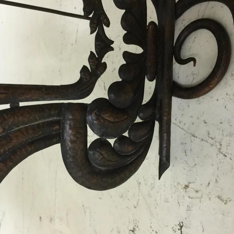 Detalles elaborados de un portarretrato antiguo con forma decorativa.