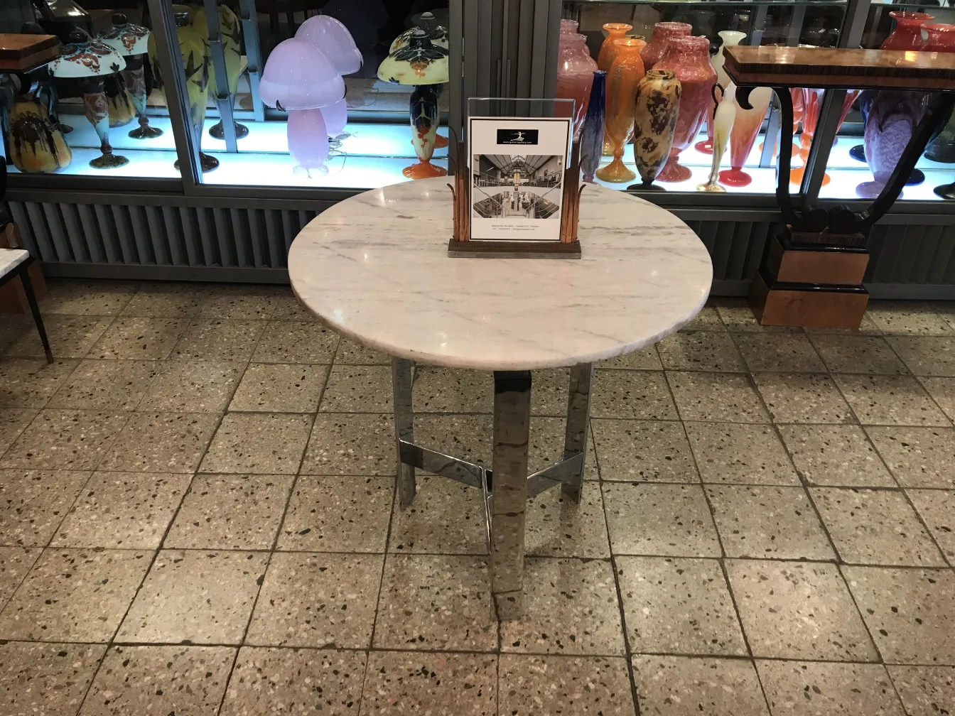 Antiker dekorativer Bilderrahmen auf einem Marmortisch mit buntem Hintergrund