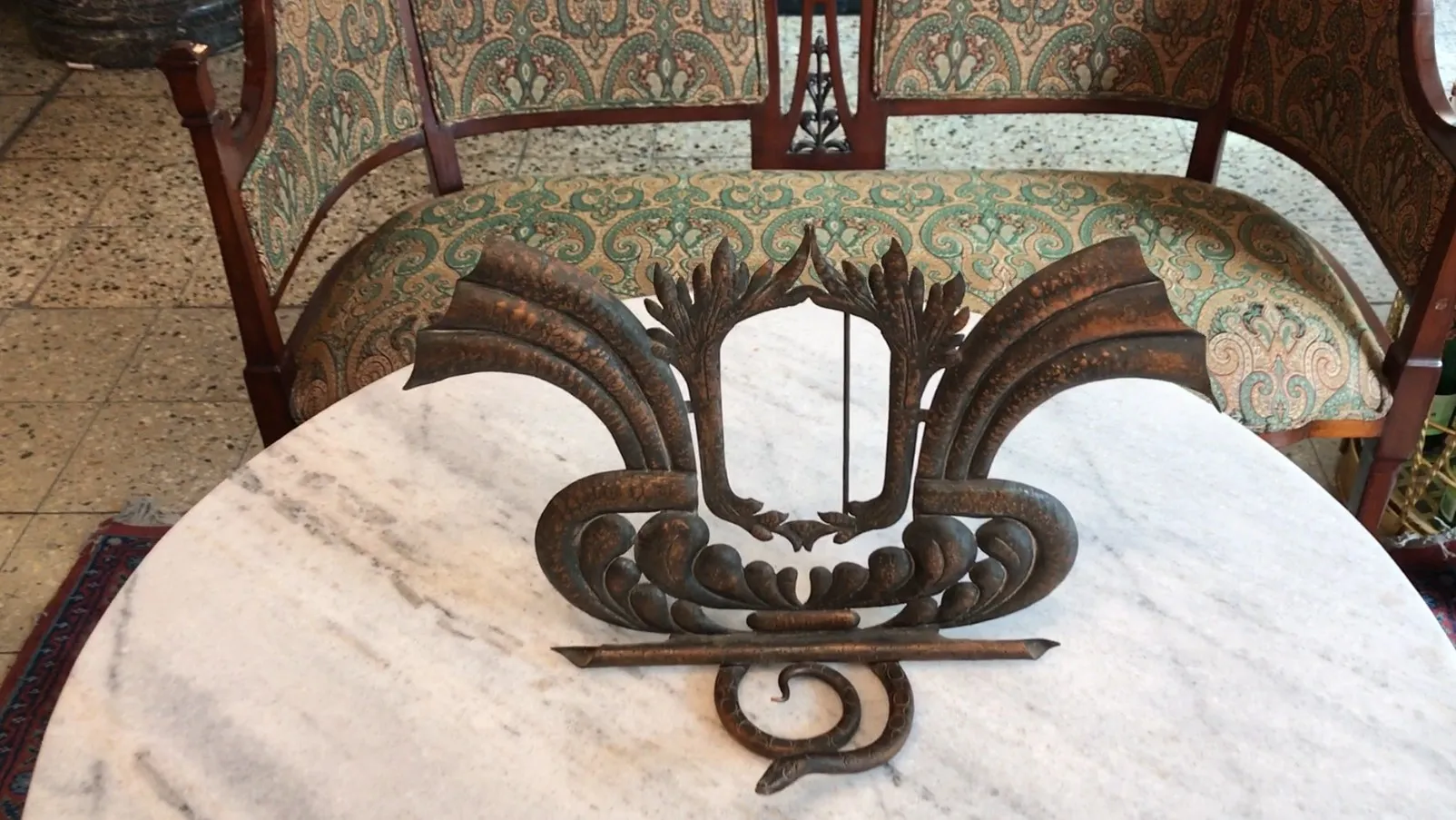 Античная фоторамка с декоративным дизайном, элегантная обстановка