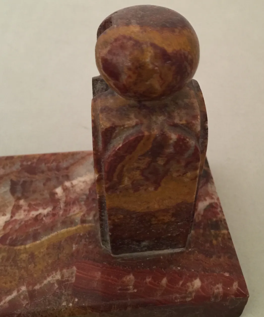 antiker Bilderrahmen mit dekorativen Formen und warmen Farben