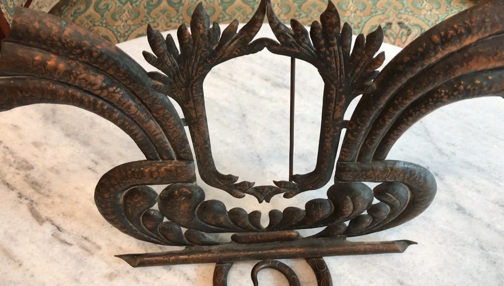 antiker bilderrahmen mit filigranen blumenmotiven aus metall