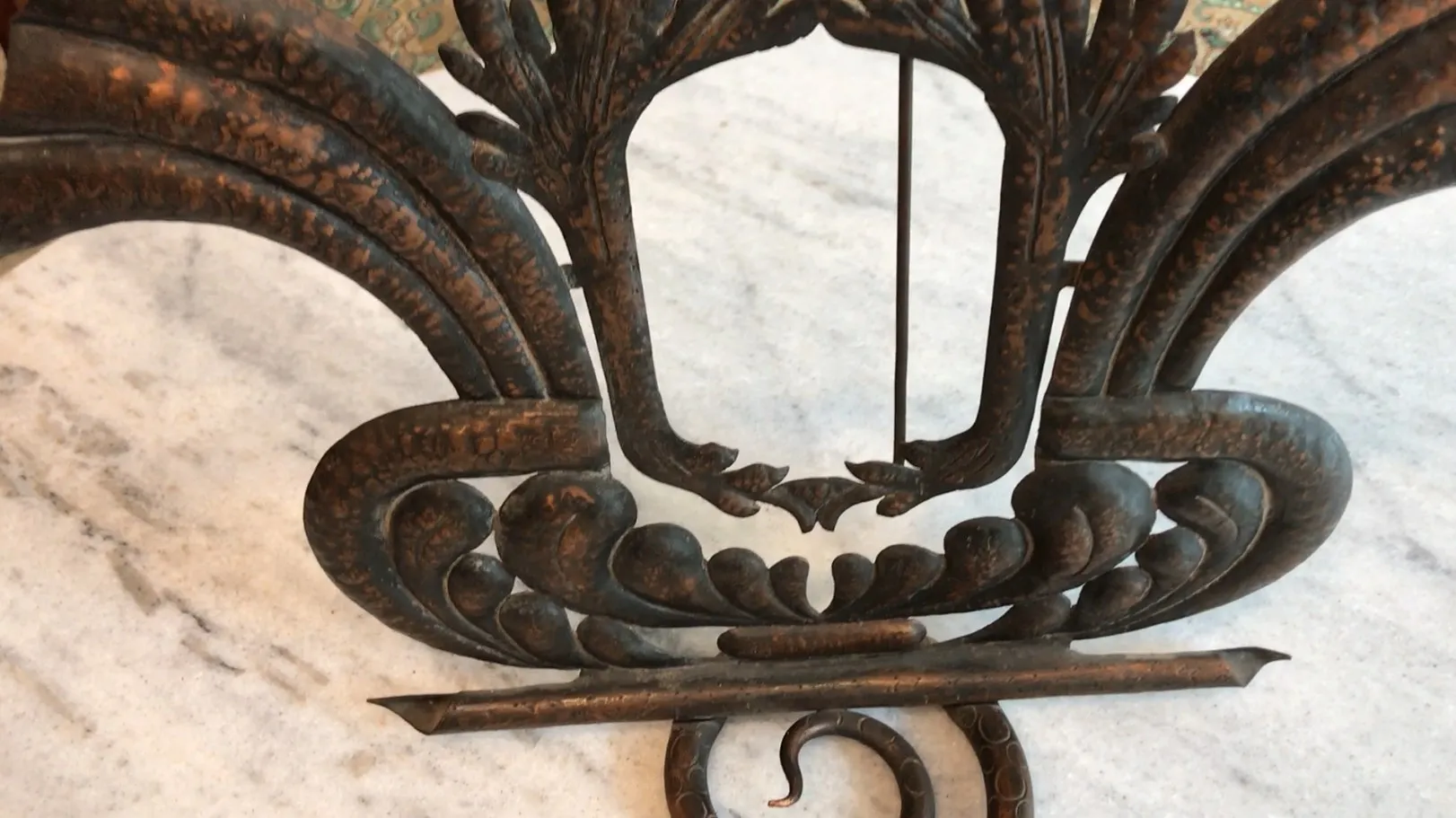 Portafoto antico con design elaborato e forma decorativa, perfetto per foto